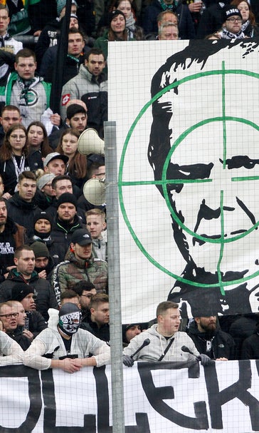 Gladbach supporters praised for condemning hate messages